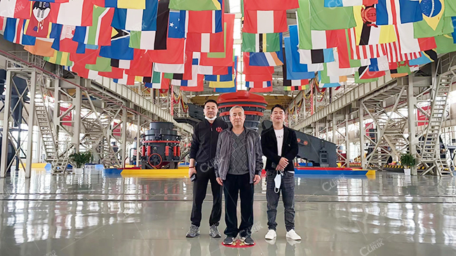 河北褚先生蒞臨上?？评鹂丝紤]滑石超細(xì)磨粉機(jī)